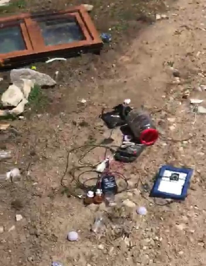 İ Rize’de aç kalan ayı evin altını üstüne getirdi