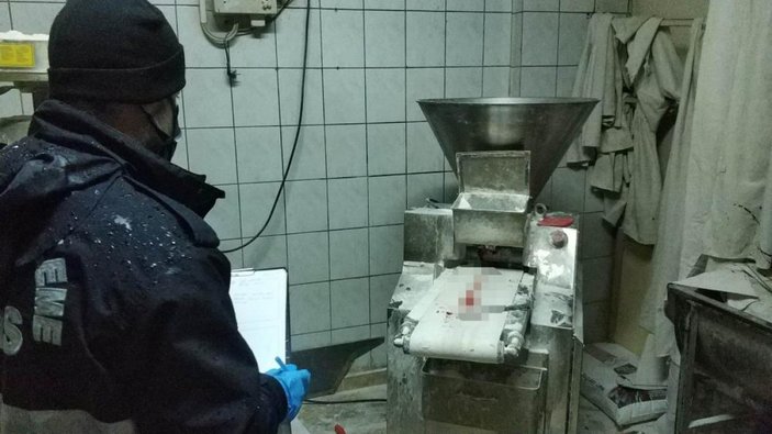 Samsun'da hamur kesme makinesine elini kaptırdı