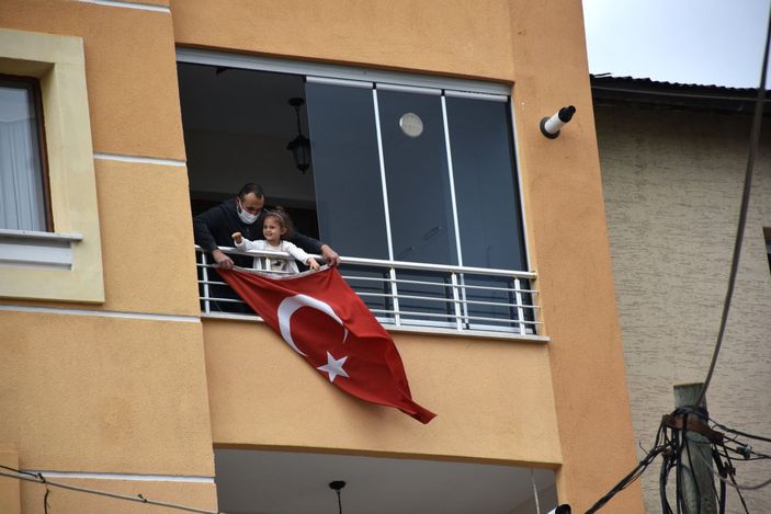 d Sivas'ta direkten düşen bayrağı balkonuna astı