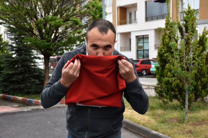 d Sivas'ta direkten düşen bayrağı balkonuna astı