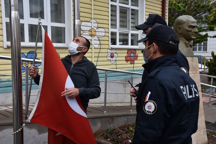 d Sivas'ta direkten düşen bayrağı balkonuna astı