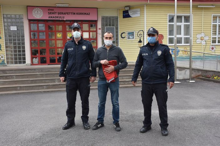 d Sivas'ta direkten düşen bayrağı balkonuna astı