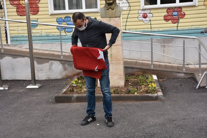 d Sivas'ta direkten düşen bayrağı balkonuna astı