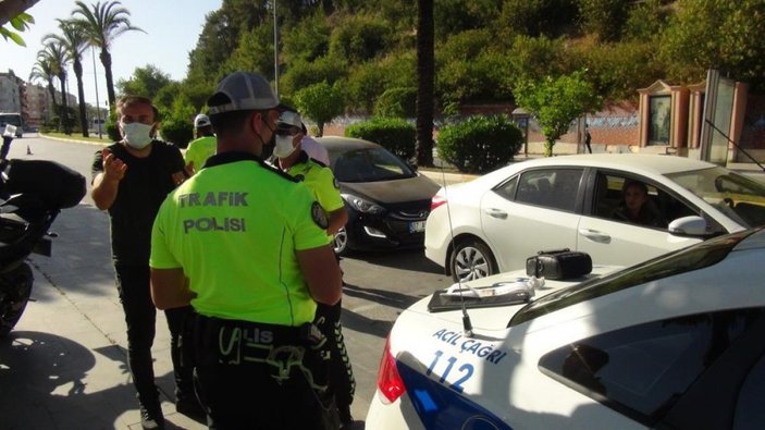 Antalya'da kırmızı ışıkta geçen karı koca, polise beddua etti