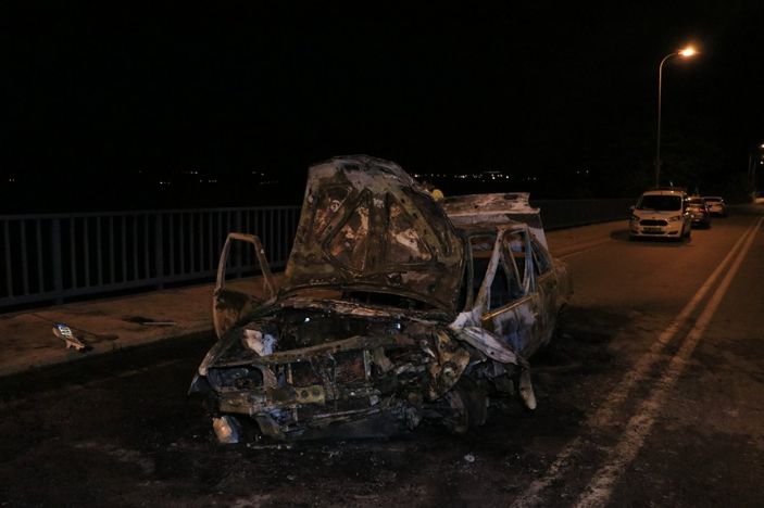 i Adana'da korkuluklara çarpan araç yanarak kullanılamaz hale geldi