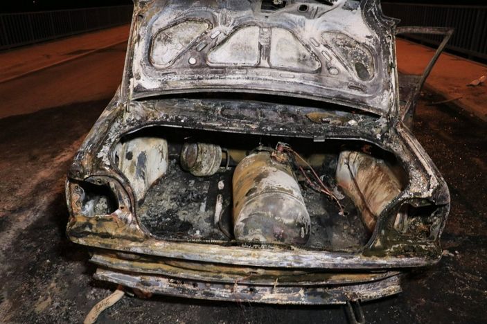 i Adana'da korkuluklara çarpan araç yanarak kullanılamaz hale geldi