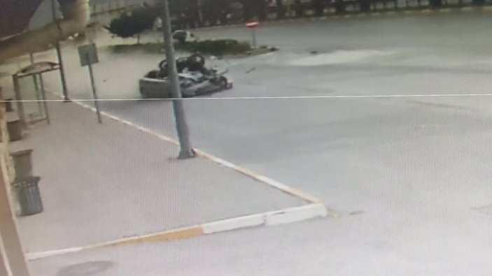 Denizli'de motosikletli gençler, otomobille çarpıştı