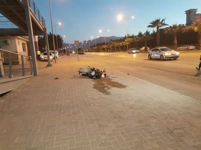 Denizli'de motosikletli gençler, otomobille çarpıştı