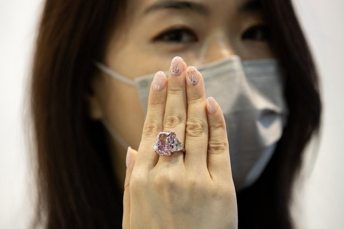 Hong Kong'da 'Sakura' isimli elmas 29.3 milyon dolara satıldı