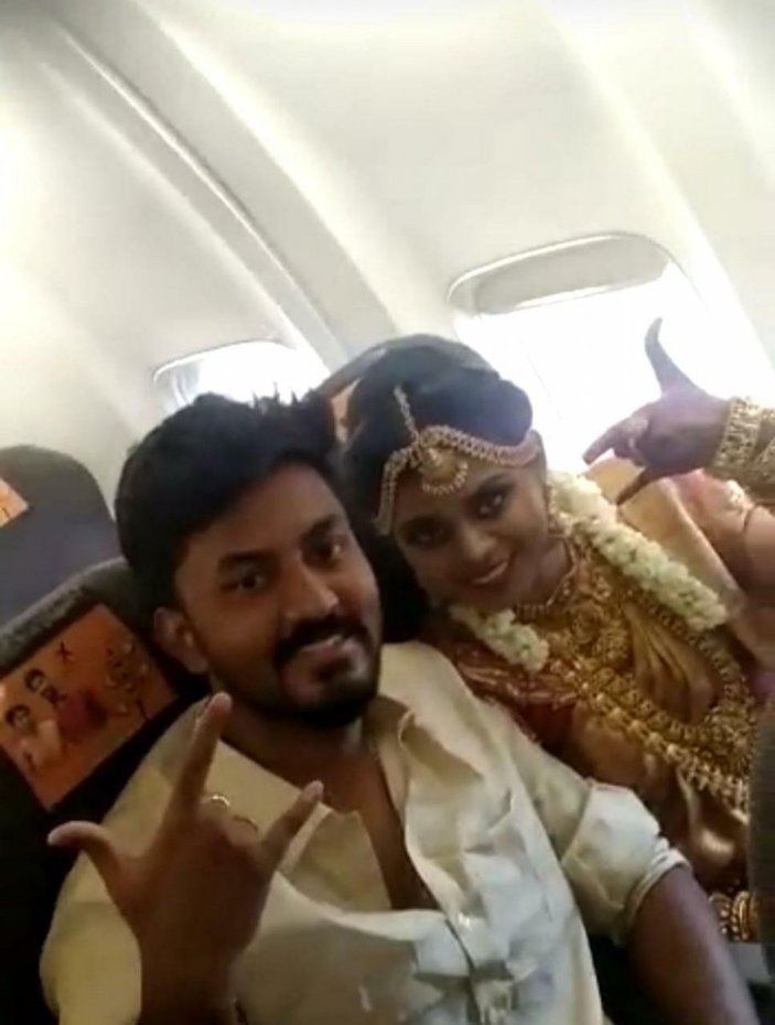 Hindistan’da bir çift uçakta düğün yaptı