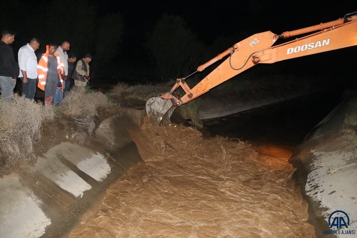 Iğdır'da meydana gelen sel Türkiye - Nahçıvan yolunu kapattı