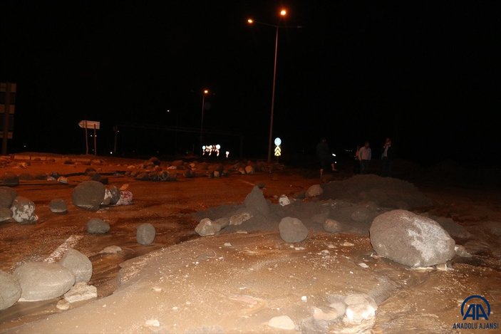 Iğdır'da meydana gelen sel Türkiye - Nahçıvan yolunu kapattı