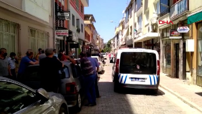 İzmir'de boşandığı eşini ve birlikte olduğu iki kişiyi yaraladı