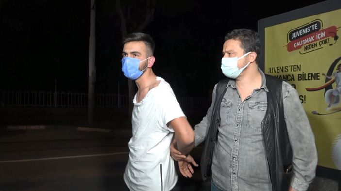 d Bursa’da kısıtlamada polisten kaçan sürücü kaza yaptı