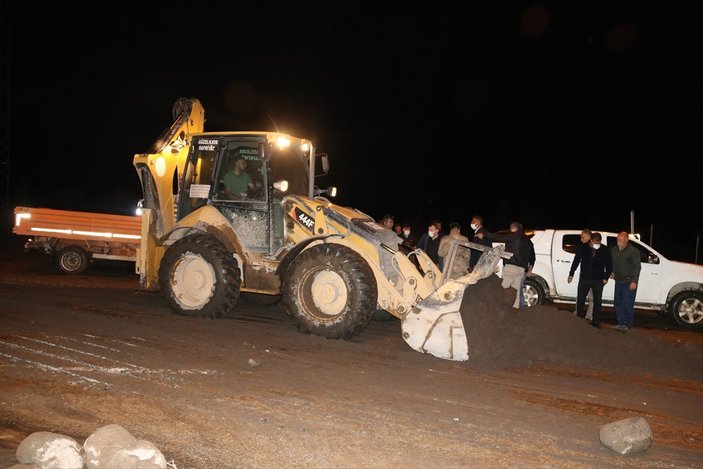 Sel nedeni ile kapanan Türkiye-Nahçıvan yolu açıldı
