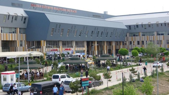 i Van'da yaralı olarak geldiği hastanede 6 kişiyi darbetti