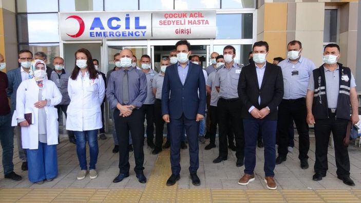 i Van'da yaralı olarak geldiği hastanede 6 kişiyi darbetti