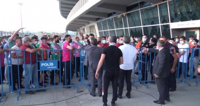 Eskişehir'de Play-off finalindeki bilet sıkıntısı sosyal mesafeyi unutturdu