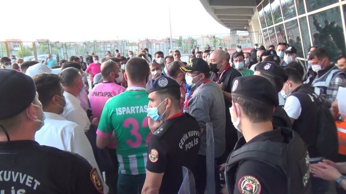 Eskişehir'de Play-off finalindeki bilet sıkıntısı sosyal mesafeyi unutturdu
