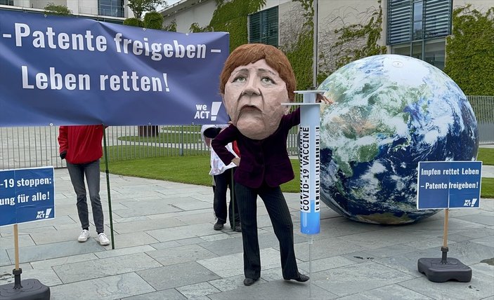 Almanya'da Angela Merkel'e aşı patenti tepkisi