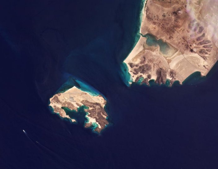 Yemen açıklarındaki adada hava üssü ortaya çıktı
