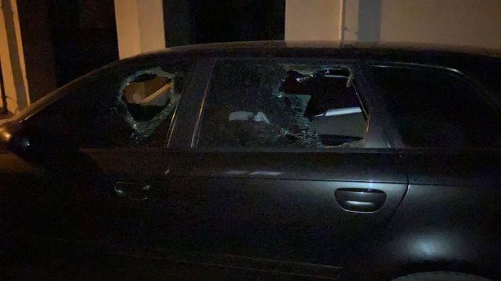 Bursa'da iki gencin kavgasını ayırdı, gece arabası çizildi