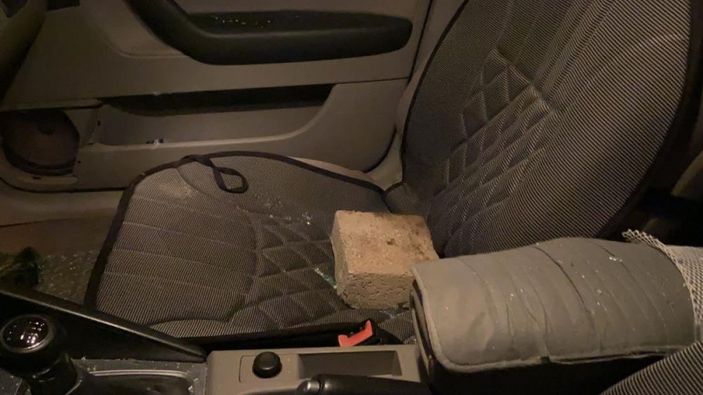 Bursa'da iki gencin kavgasını ayırdı, gece arabası çizildi