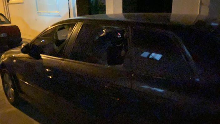 Bursa'da iki gencin kavgasını ayırdı, gece arabası çizildi