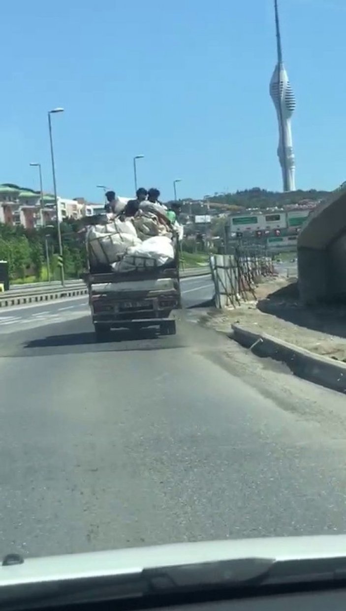 Kadıköy'de kamyonet kasasında tehlikeli yolculuk