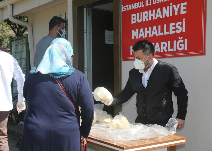 İstanbul'da mahalle muhtarından peynir dağıtımı