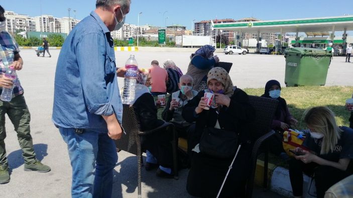Kocaeli’de otobüs şoförü yolcuları bırakıp kaçtı