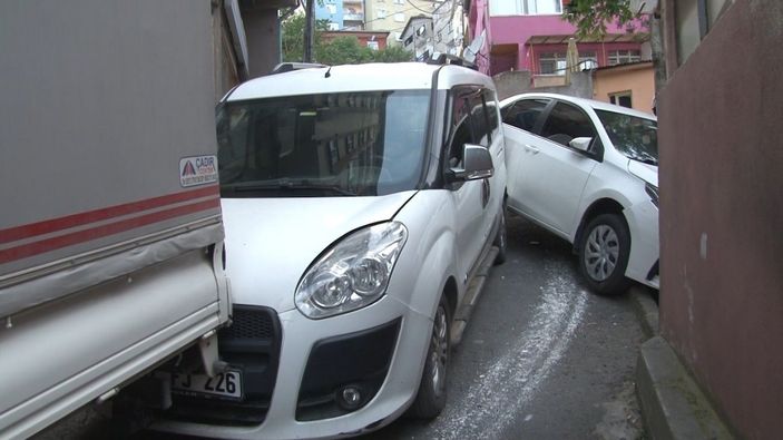 i Sarıyer’de freni boşalan otomobil evin bahçesine daldı