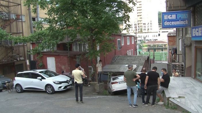 i Sarıyer’de freni boşalan otomobil evin bahçesine daldı