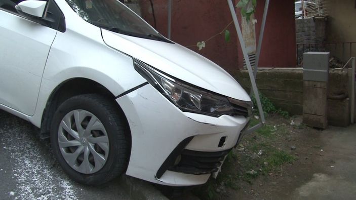 i Sarıyer’de freni boşalan otomobil evin bahçesine daldı