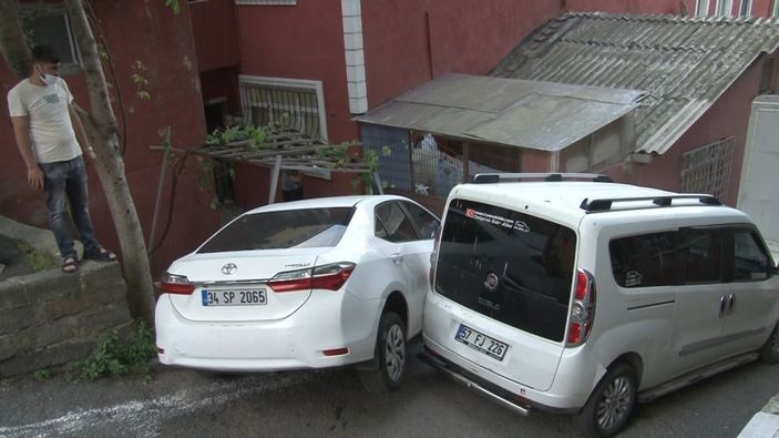 i Sarıyer’de freni boşalan otomobil evin bahçesine daldı