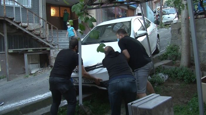 i Sarıyer’de freni boşalan otomobil evin bahçesine daldı