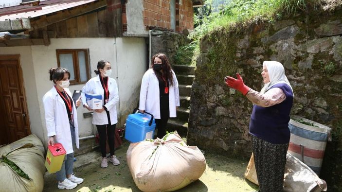 a Sağlıkçıların Doğu Karadeniz'in zorlu coğrafyasındaki aşı mesaisi