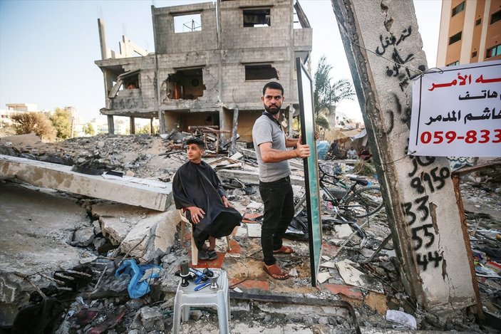 Gazze'deki berber, mesleğine enkaz üzerinde devam ediyor