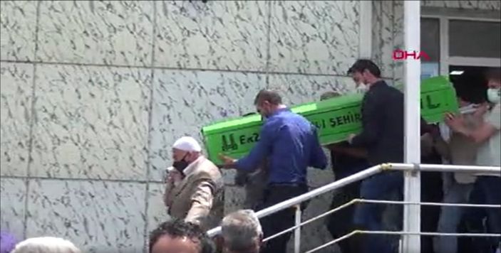 d Erzurum’da havlayan köpeğe bakmak isteyince araba çarptı ve öldü