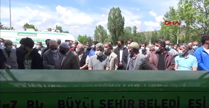 d Erzurum’da havlayan köpeğe bakmak isteyince araba çarptı ve öldü