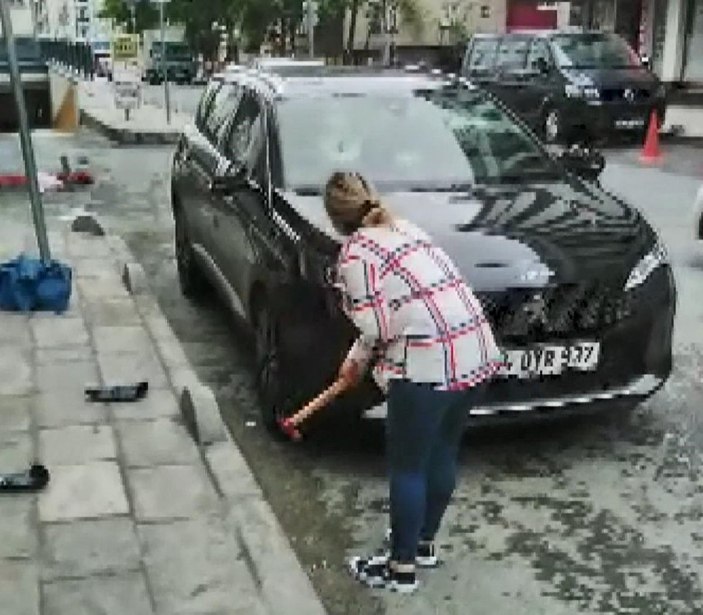 Esenyurt'ta boşanma aşamasındaki kocasının aracına saldırdı