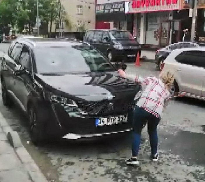 Esenyurt'ta boşanma aşamasındaki kocasının aracına saldırdı