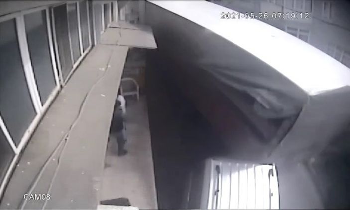 Beşiktaş'ta tır önce araca sonra gecekonduya çarptı