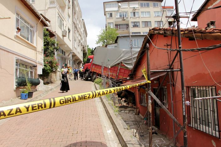 Beşiktaş'ta tır önce araca sonra gecekonduya çarptı