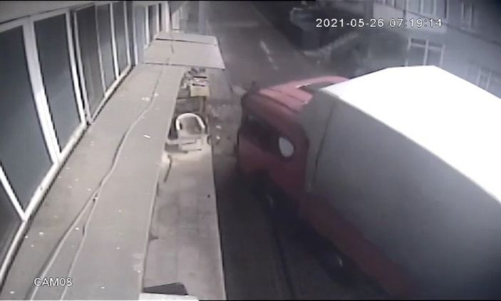 Beşiktaş'ta tır önce araca sonra gecekonduya çarptı