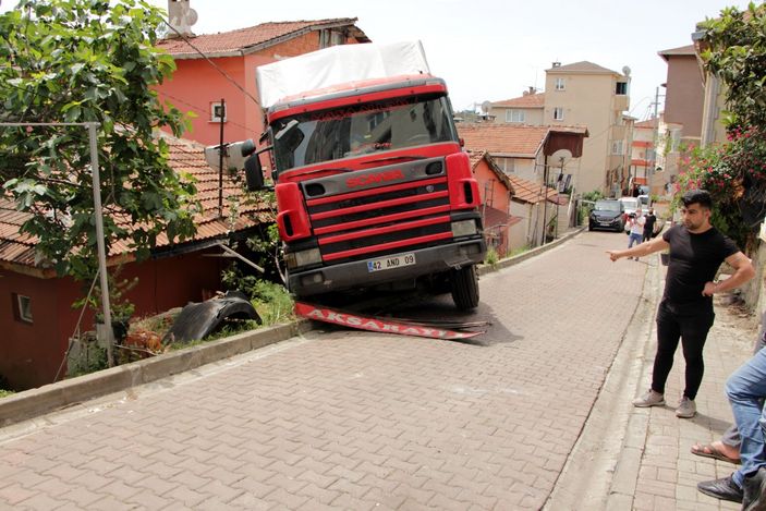 Beşiktaş'ta tır önce araca sonra gecekonduya çarptı