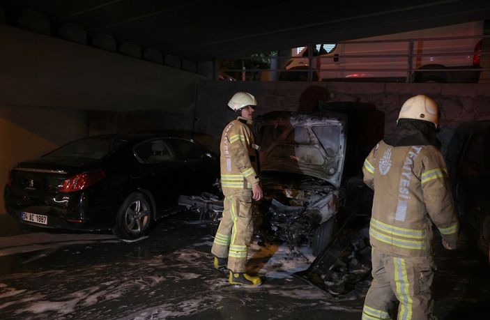 a Şişli’de park halindeki araçlarda yangın