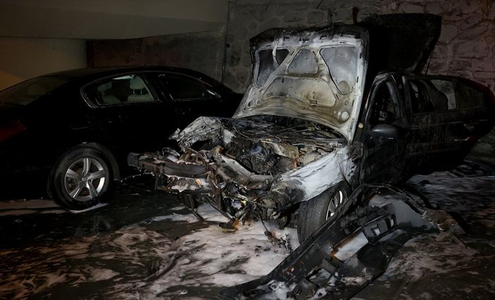 a Şişli’de park halindeki araçlarda yangın