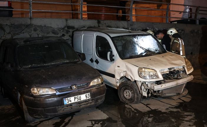 a Şişli’de park halindeki araçlarda yangın