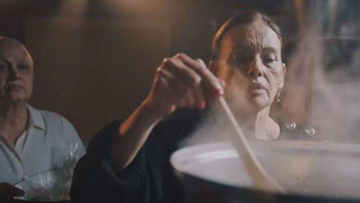 Camdaki Kız Feride Nalan'a ne içiriyor? Feride'nin içtiği bitki çayı...